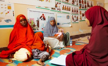 Mothers Halima (40) and Nuurto (24) with their babies, attend the Banadir Hospital Stabilisation Centre. Photo: Adnan Mohamed/Concern Worldwide