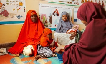 Mothers Halima* (40) and Nuurto* (24) with their babies, attend their health centre. Photo: Adnan Mohamed/Concern Worldwide