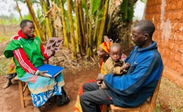 Lead mother provides counselling to a husband and wife in Kirundo. Photo: Diane Moyer/Concern Worldwide.