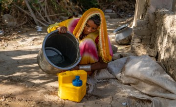 Neelam (22) filters water in Village Haji Muhammad in Pakistan's Umerkot district. Photo: Arif Shad/Ingenious Captures/Concern Worldwide
