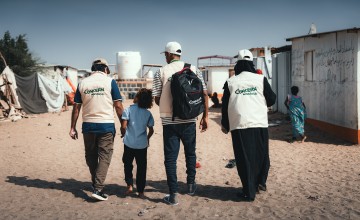 Concern staff, Abdul Ghaffar (Programme Director), Saleh Hassan (Community Outreach Supervisor) and Community Health Volunteer (CHV) visiting Otterah IDP camp in Tuban district, Lahj, Governorate, Photo: Ammar Khalaf/Concern Worldwide