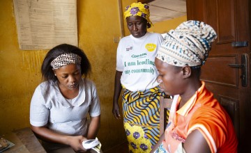 Kadiatu Sanphantu Bangura and her colleague Kabiato Kargbo monitor a patient at Bonka Babay Health Centre with the CRADLE VSA. Photo: Kieran McConville/Concern Worldwide