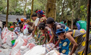 Participants in the SAFER programme collect household and hygiene kits from Concern at the Kirotshe distribution site. Photo: Concern Worldwide