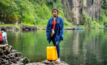 Aminatou* draws water directly from the DRC’s Lake Kivu and chlorinates it with the support of Concern. Photo: Concern Worldwide