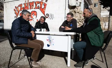 Concern Worldwide staff speak with representatives of our local partner, Gökkuşağı, during the 2023 Türkiye-Syria earthquake response. 