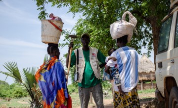 A Concern driver talking to community members at the Irish Aid-funded Akuak Malual clinic in Northern Bahr el Ghazal, South Sudan. Photo: Hannah Bolder/Concern Worldwide