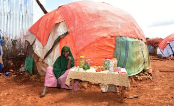 Hawa, selling produce at Tuugsoy camp, Baidoa using the cash transfer she recieved from MCPA. Photo: SCC/Concern Worldwide.