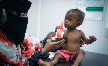 Child eating RUTF in Yemen