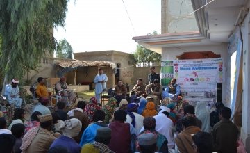 Muhammad Rafiq Mengal addresses his community about the Disaster Risk Management programme. Photo: Niaz Ahmed/Concern Worldwide.