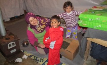 Syrian refugee children receive winter clothes from Concern. Photo: Amanda Ruckel / Concern Worldwide.