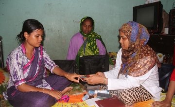 Ratna Begum is receiving regular ANC check up by Community health worker Shahida and Ranu at Badda Tinshed Slum, Shadhinota Soroni, Badda, Gulsan, Dhaka. Photo: Munia Hoque / Concern Worldwide.