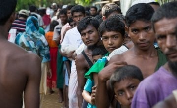 Rohingyas from Myanmar queue at a distribution site at Hakim Para in Cox's Bazar. Photo: Kieran McConville/Concern Worldwide.