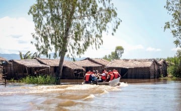 Concern staff with help from the Malawi Defence Forces assess the damage to communities along the river Shire. This one has been completely submerged. A few local men have come back by canoe to assess the damage for themselves. Photo: Gavin Douglas/ Concern Worldwide