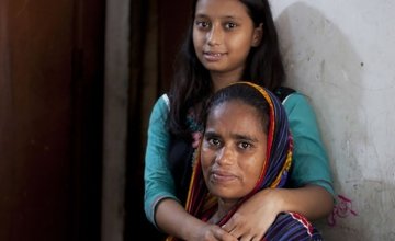 Nazma Begum and her 16-year-old daughter Suraiya at their home in Paltan, Dhaka. Photo: Abbie Trayler-Smith / Concern Worldwide