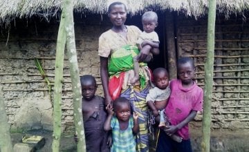 Cash transfer beneficiary Imani Mihiyo with five of her six children outside her home. Photo: Ulua Popol/Concern Worldwide.