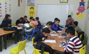 Syrian children being taught at an education support centre supported by Concern in southeast Turkey. Photo: Gökkuşağı Derneği.