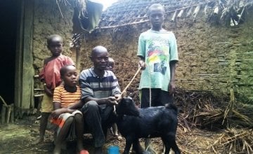 Muhindo Lubira with his children and the goat they bought. Photo: Ulua Popol/Concern Worldwide.