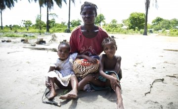Lordes with her children after the Licungo River flood in Maganja da Costa. Photo taken by Crystal Wells/Concern Worldwide