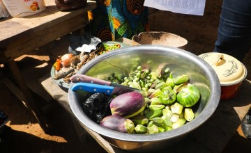 As part of the LANN programme in Sierra Leone, community cooking demonstrations take place to show programme participants how to cook without losing vital nutrients from the food. Photo: Jennifer Nolan / Concern Worldwide. 