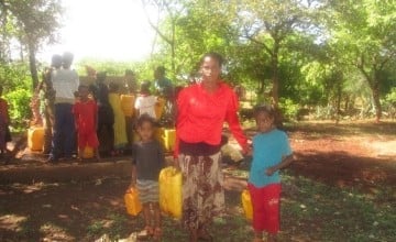 Filma Mekonen with her children, Warka Genet village, Abela Sippa kebele, Filema lives 150 Meters from one of the water points constructed by this emergency WASH project Photo: Megan Stirling, Concern Worldwide.