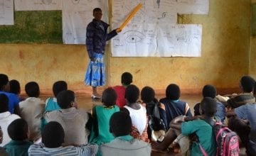 Mercy Mwadula teaching a science lesson as her learners attentively listen. Photo: Concern Worldwide.