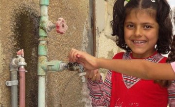 A child collecting clean water from the water pump supplied by Concern Worldwide in Syria. Photo: Concern Worldwide.