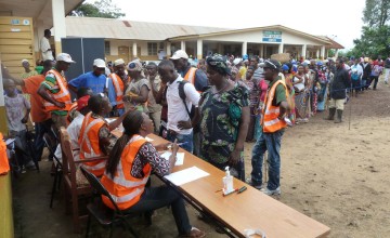 People from the village of Mabai and surrounding communities register to receive their cholera response kit, Magburaka, Sierra Leone, September 2012. Photo: Concern Worldwide.