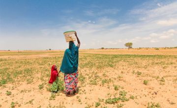 Halima Fbid (28) walks one and half hours to gather water each day with her daughter Lamchara (4). The well that is near their house is contaminated and the children get sick if they drink that water. Tahoua,Niger.Photo by Jennifer Nolan, 2016.  