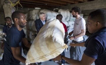 Dominic MacSorley in conversation as rope and hygiene kits are loaded for distribution to those affected by Hurricane Matthew on the island of La Gonave. Photo: Kieran McConville/Concern Worldwide.