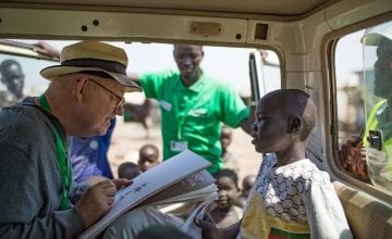 Brian Maguire drawing one of the children living in Bentiu, POC, South Sudan. Photo: Steve de Neef / Concern Worldwide.