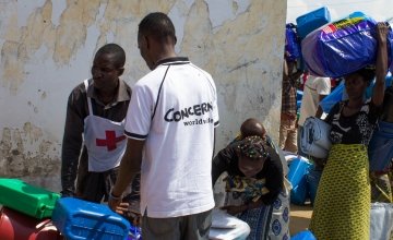 Concern staff distributing non-food item kits to those displaced by the flooding in Gatumba. Photo taken by Irénée Nduwayezu/Concern Worldwide.