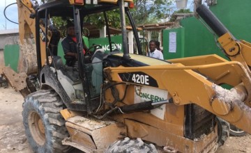 A digger used to re-open roads in La Gonave, Haiti. Credit: Kristin Myers/Concern Worldwide.