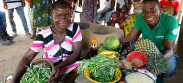 Concern Livelihoods Officer Maxim with LIFE programme participant Martina at a food and nutrition diversification session in Guds Town, Grand Bassa. Photo: Kieran McConville/Concern Worldwide.