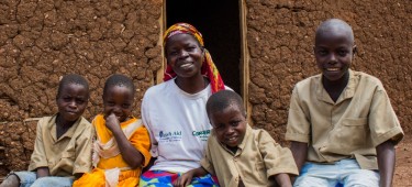 Beatrice Mukandagano, a beneficiary of the Graduation model programme in Kirundo province (Burundi) sitting with her 4 children beside the house she built herself in Bugabira commune. She also bought land to cultivate as a result of the programme.