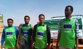 Somaliland emergency response team, supported by the EU, conducting food distribution. Photo: Concern Worldwide.