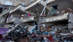 People search through rubble of destroyed buildings following Turkiye earthquake