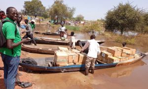 Concern&#039;s team in South Sudan loading medical supplies on canoes to reach areas cut off by the worst flooding in Unity State in almost 60 years.