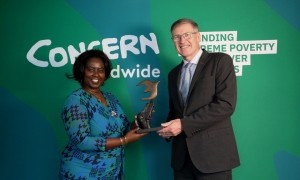 Dr Salome Mbugua receiving her Women of Concern 2024 honouree award from David Regan, Concern CEO