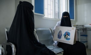 The midwife provides health consultations at Alroaid Health Unit.  Photo: Ammar Khalaf /Concern Worldwide.