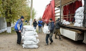 Concern Worldwide’s Ukrainian national partner ‘Angels of Salvation’ go door to door in Mykolaiv Oblast distributing winter fuel to vulnerable households.