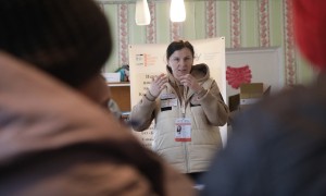 Psychologist Olena Kozyr conducting an adult psychosocial support session in Mala Rohozyanka, Kharkiv Oblast. Photo: Jon Hozier-Byrne/Concern Worldwide
