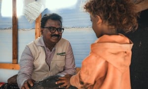 Concern Yemen Country Director Victor Moses chats to a child in Al-Anad IDP site in Lahj Governorate where Concern, with support from Irish Aid, provided shelter and WASH assistance to IDPs affected by a major sandstorm. Photo: Ammar Khalaf/Concern Worldwide