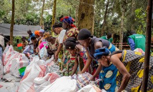 Participants in the SAFER programme collect household and hygiene kits from Concern at the Kirotshe distribution site. Photo: Concern Worldwide