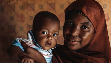 Aminata Abdoulaye (20) and her son Hassane (9 months). Photo: Ollivier Girard / Concern Worldwide