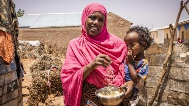 Ayaan Mahamuud Muuse (30) with her youngest child Nasriin (17 months) in Odweiyng, Togdheer, Somaliland. (Photo: Ed Ram / Concern Worldwide)