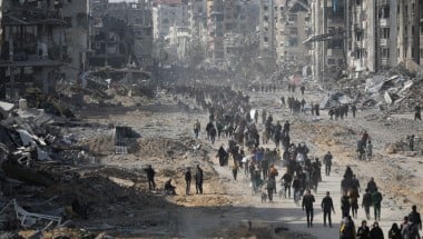 Displaced Palestinians start to return their houses past damaged buildings