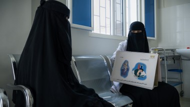 The midwife provides health consultations at Alroaid Health Unit.  Photo: Ammar Khalaf /Concern Worldwide.