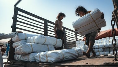 Concern team distribute shelter materials to people affected by the sandstorm that struck Al Anad IDP Camp, Tuban District. Photo: Ammar Khalaf/Concern Worldwide