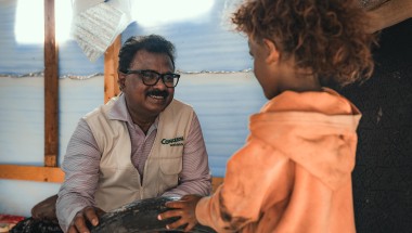 Concern Yemen Country Director Victor Moses chats to a child in Al-Anad IDP site in Lahj Governorate where Concern, with support from Irish Aid, provided shelter and WASH assistance to IDPs affected by a major sandstorm. Photo: Ammar Khalaf/Concern Worldwide