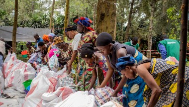 Participants in the SAFER programme collect household and hygiene kits from Concern at the Kirotshe distribution site. Photo: Concern Worldwide